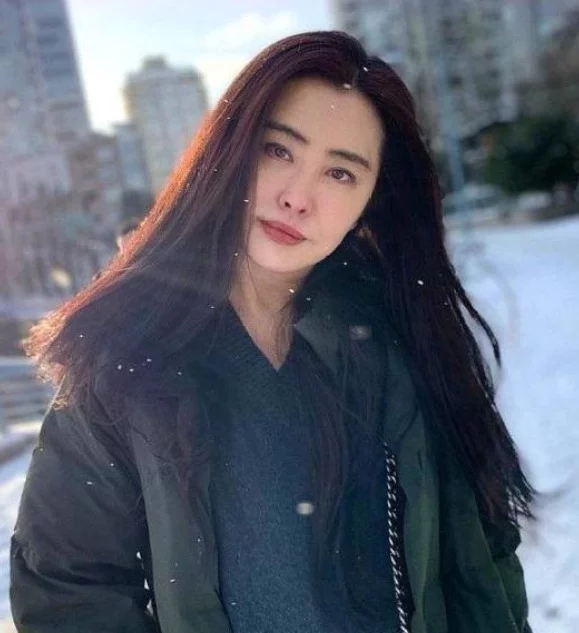 “山寨版王祖贤”：只有17岁，街头卖鱼走红，赚钱补贴家用-书宇源码网